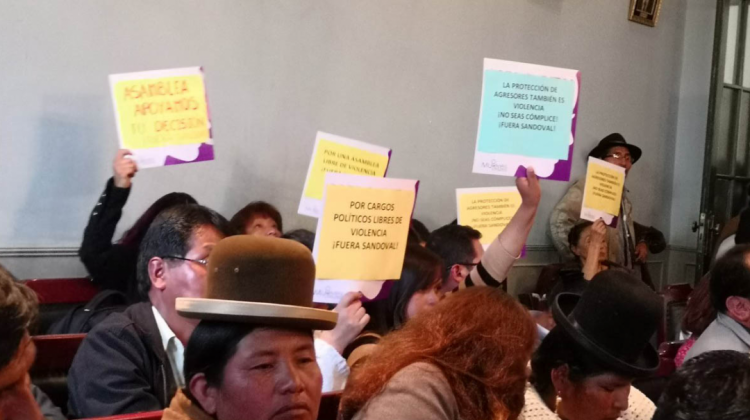 Un grupo de personas acudieron a la audiencia para expresar su rechazo a la solicitud de Marín Sandoval. Foto: UN