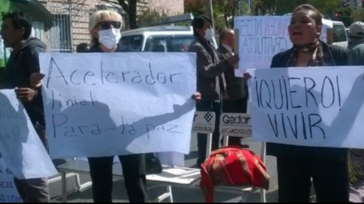 Pacientes con cáncer protestan en La Paz. Foto: Página Siete