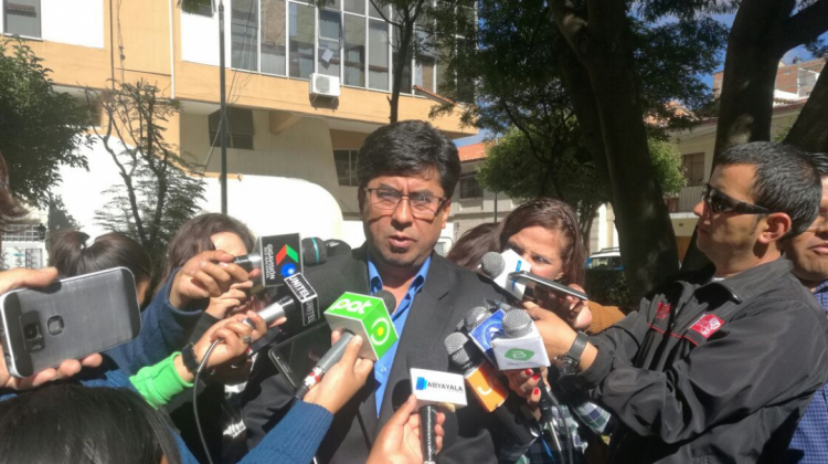 El magistrado Ceballos emite declaraciones ante la prensa. Foto ANF.