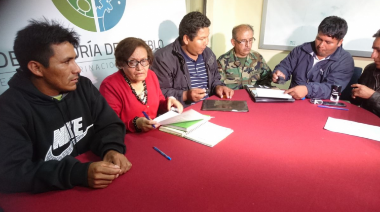 Los representantes de lo cocaleros de La Asunta y la FTC durante la firma del acta de compromiso.   Foto: Defensoría del Pueblo