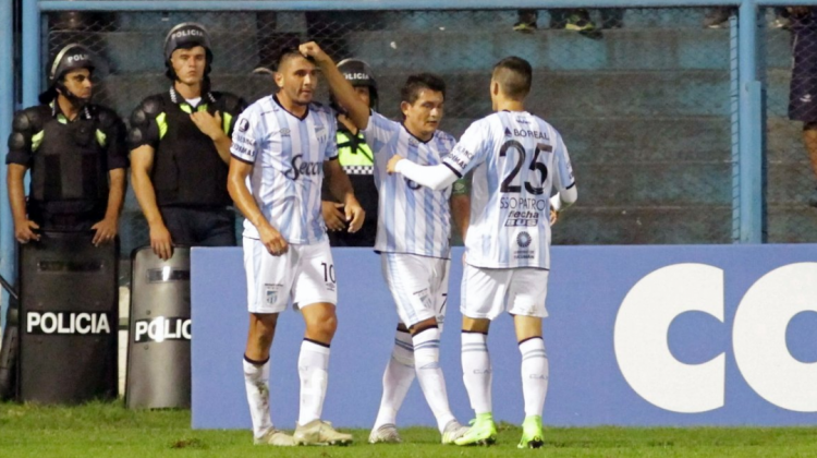 Jugadores de Atlético Tucumán celebran uno de los tres tantos que anotaron.  Foto: @CONMEBOL