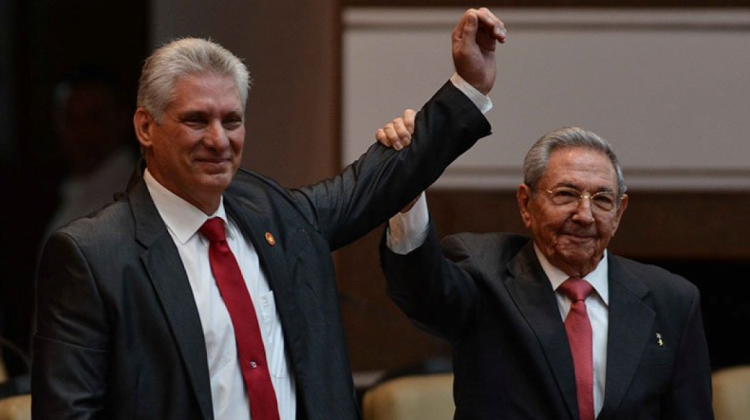 Díaz-Canel (izquierda) y Raúl Castro. Foto: Granma