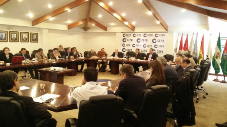 Consejo Directivo del sector privado en reunión de emergencia. Foto : ANF
