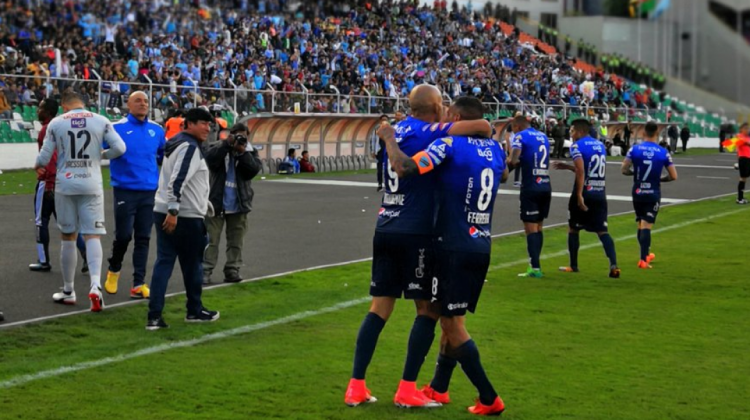 Jugadores del Bolívar festejan uno de sus goles.   Foto: @Bolivar_Oficial
