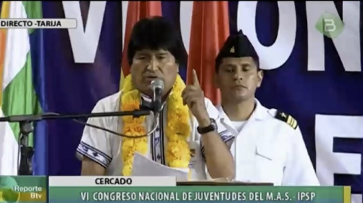 Evo Morales se dirige a las juventudes del MAS en Tarija.  Foto: Captura BTV