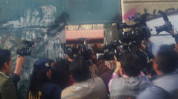 Medios de comunicación durante una cobertura en puertas del Tribunal Departamental de Justicia de La Paz.