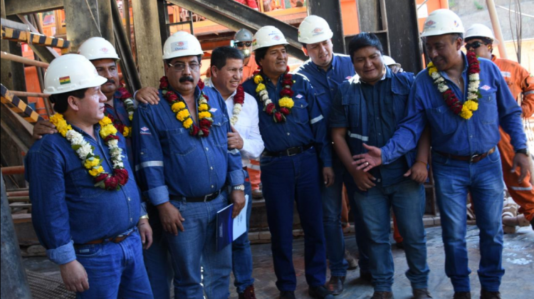 Presidente Evo Morales junto a personal de YPFB y el Ministerio de Hidrocarburos. Foto: YPFB