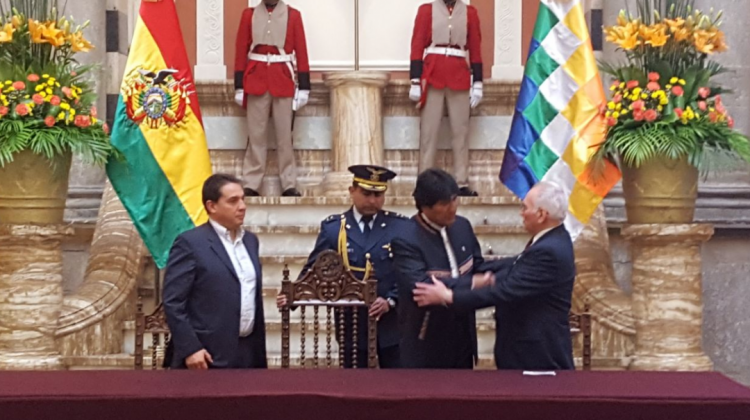 Presidente del BCB, Pablo Ramos en entrega del billete de Bs 10 al presidente Evo Morales. Foto: ANF