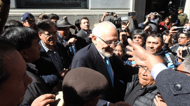 El expresidente Mesa a la salida de la Asamblea Legislativa. Foto: UD