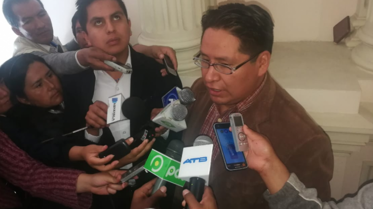 Secretario jurídico de la Gobernación de Chuquisaca, con la prensa. Foto ANF.