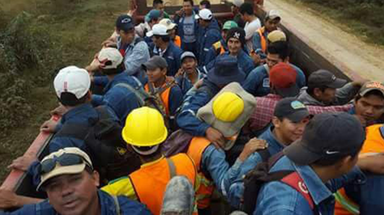 Obreros trasladados en volquetas a la carretera. Foto: Yerko Núñez