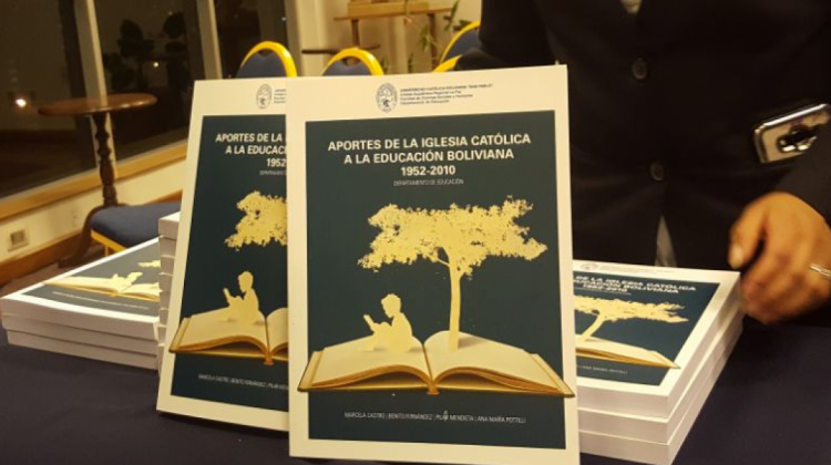 El libro fue entregado a los asistentes tras la conclusión del acto de presentación.  Foto: ANF