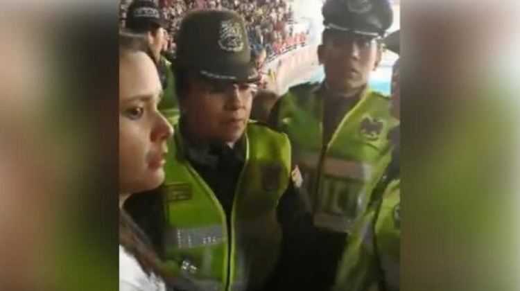 Captura de pantalla del video que se hizo viral. Se ve a María Anelín Suárez cuando la Policía le exige cubrirse la polera que tenía estampado el 21F.