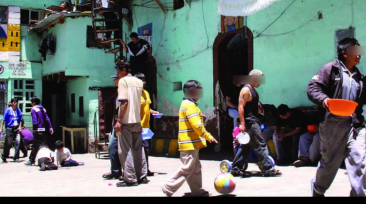 Niños en la cárcel de San Pedro de La Paz . Foto: Archivo Página Siete