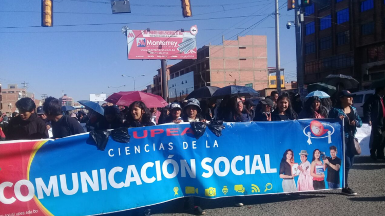 La carrera de Comunicación Social de la UPEA durante una marcha. Foto:El Alto Informa