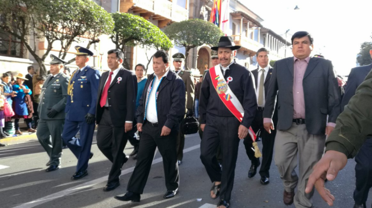 El gobernador Esteban Urquizu junto a otras autoridades en el desfile. Foto: Correo del Sur.
