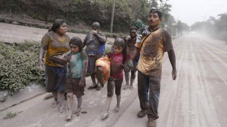 Damnificados por la erupción del volcán fuego. Foto: Diario de Centro América