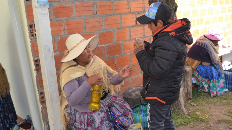 Juan Edwin de Dios acompaña a su mamá, una paciente con cáncer. Foto: ANF