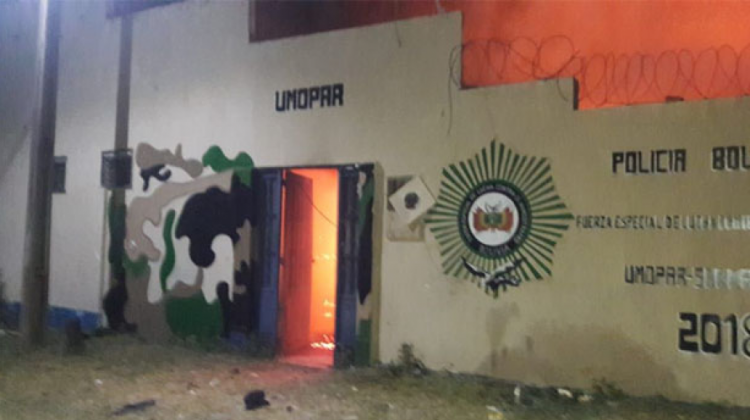 Pobladores de San Matías incendian cuartel de Umopar. Foto: La Voz de Tarija