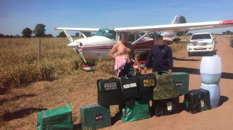 Los dos detenidos junto la aeronave interceptada en Brasil Foto: O Globo