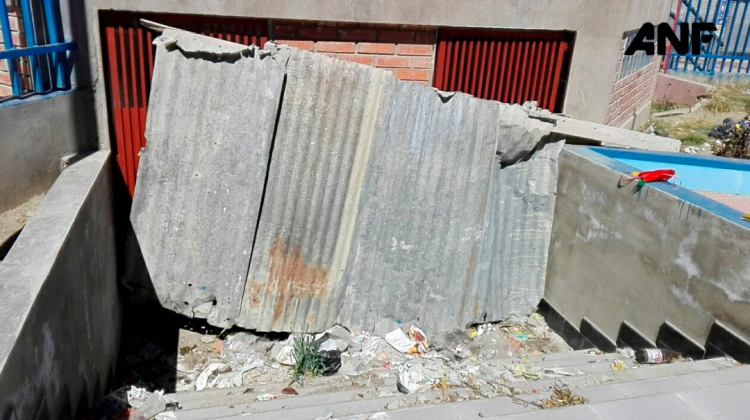 Una calamina cubre el baño que costó al municipio Bs 479 mil. Foto: ANF