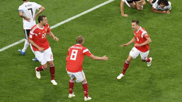 Los jugadores rusos celebran uno de los goles.   Foto: @CONMEBOL