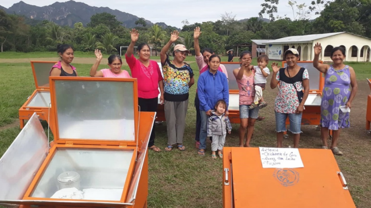 Mujeres beneficiarias del proyecto Cocinas Solares en la Amazonía Boliviana. Foto. ANF