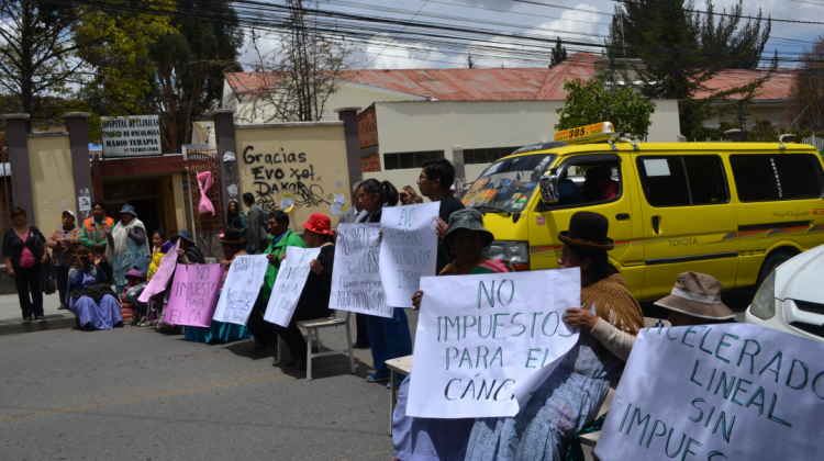 Pacientes con cáncer durante una protesta. Foto: ANF