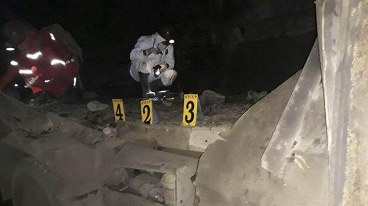 Forenses recogen indicios tras la explosión en Huanuni. Foto: Los Tiempos