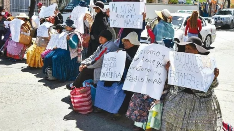 Pacientes con cáncer y sus familiares en una anterior protesta callejera.  Foto: Página Siete