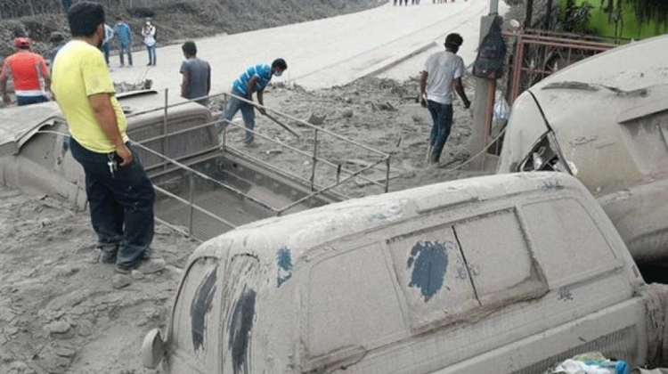 El trabajo incansable de los rescatistas. Foto: Prensa Libre de Guatemala.