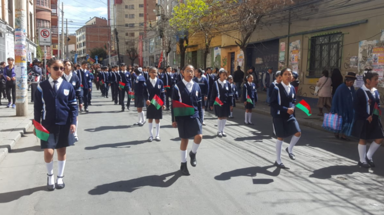 Estudiantes en el desfile en homenaje a La Paz. Foto: ANF
