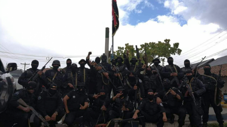 Fuerzas del gobierno de Daniel Ortega, equipadas con metralletas, fusiles y lanzagranadas, posan antes de irrumpir en Masaya. (Foto: Especial)