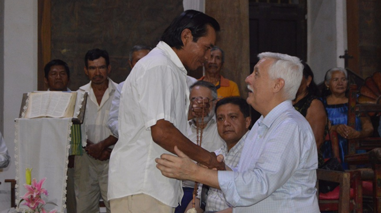 El Padre Arturo Sosa junto a los indígenas en San Ignacio de Moxos. Foto: ANF
