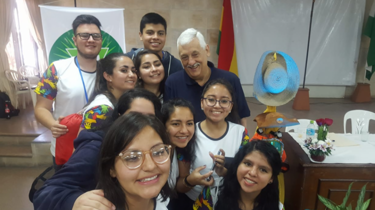 Un grupo de los participantes junto al padre Arturo Sosa. Foto: ANF