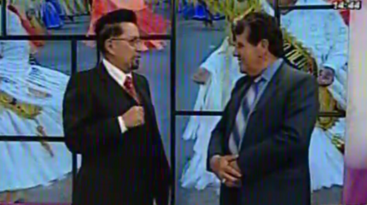 Fernando Espinoza de traje negro (derecha). Foto: Captura pantalla