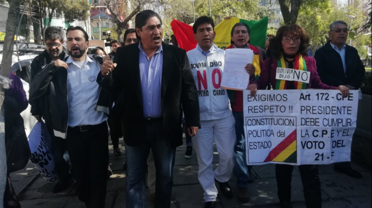 Los activistas del Bolivia dijo No en la plaza Abaroa. Foto: Armin Copa