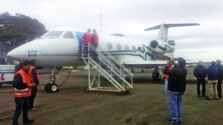 La aeronave que fue abandonada en el aeropuerto El Trompillo. Foto: Aduana Nacional