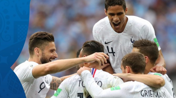 El conjunto galo festeja uno de los goles que le permitió la victoria 2-0 sobre Uruguay.  Foto: @fifaworldcup_es