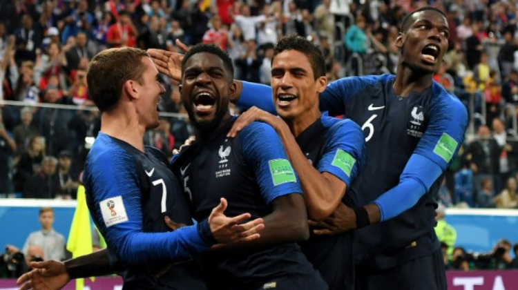 Los franceses festejan el gol de Samuel Umtiti.   Foto: @FIFAWorldCup