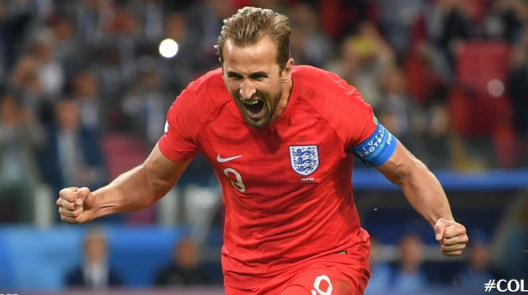 El goleador de la selección inglesa Harry Kane celebra su conquista.   Foto: @fifaworldcup_es