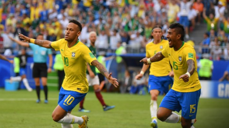 Neymar y Paulinho festejan el primer gol de Brasil.   Foto: @fifaworldcup_es