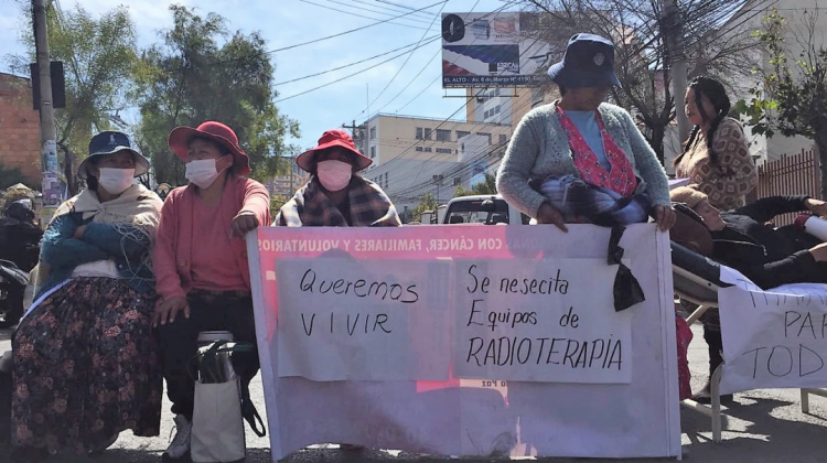 Un grupo de pacientes con cáncer durante su protesta. Foto: Página Siete