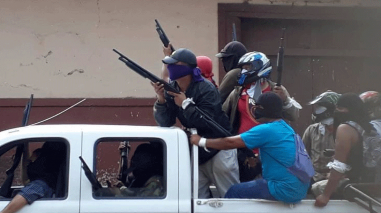 Los paramilitares se movilizan en camionetas y se identifican por un pañuelo de color blanco en la mano izquierda. Foto: laprensa.com.ni