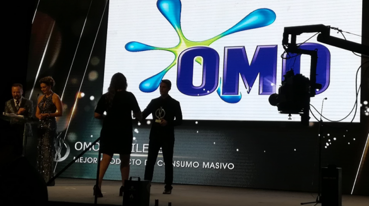Entrega del Premio Maya a los representantes de Unilever. Foto: RB.