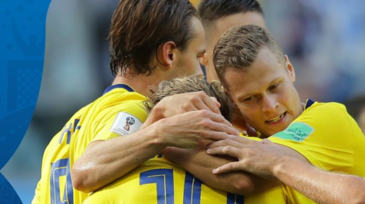 Los suecos celebran el gol que les dio la clasificación.   Foto: @fifaworldcup_es