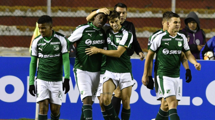 Los jugadores del Deportivo Cali celebran uno de los goles de la victoria 2-1 sobre Bolívar.   Foto: @CONMEBOL