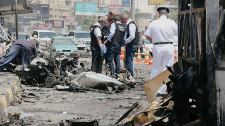 Oficiales de seguridad e investigadores en el lugar de la explosión. Foto: Reuters