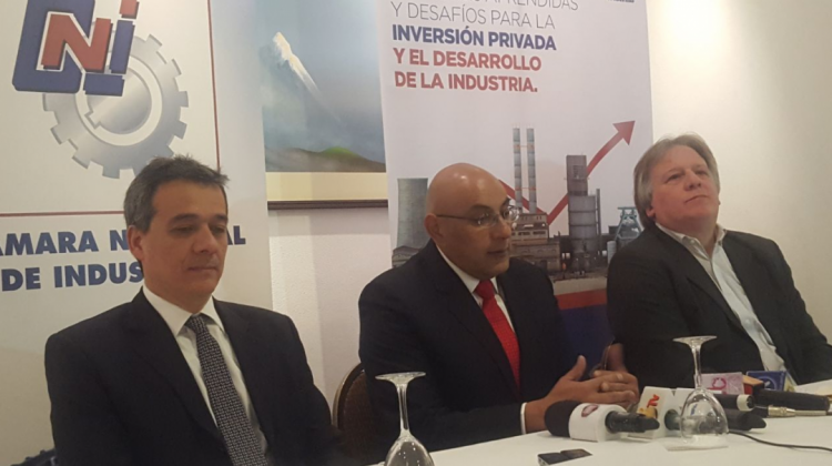 Horacio Villegas, presidente de la CNI junto a los exministros de Economía de Perú y Uruguay. Foto: ANF