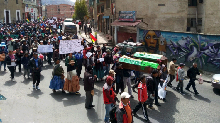Los cocaleros de Yungas marcharon hoy en La Paz cargando a sus muertos. Foto: ANF.